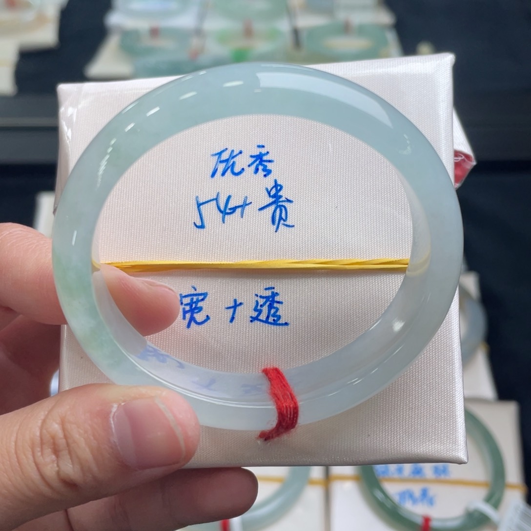 翡翠手镯未镶嵌翡翠手镯