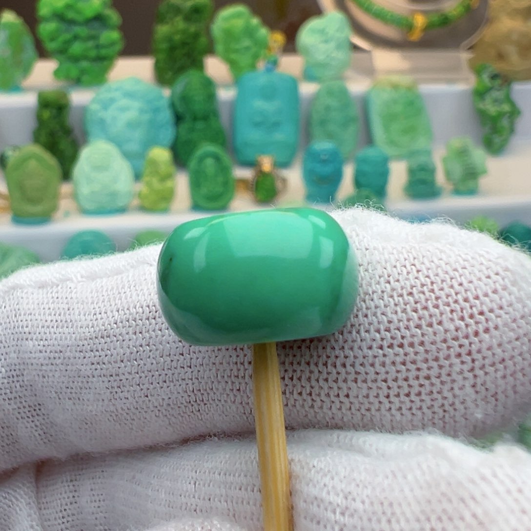 绿松石未镶嵌主播、何丽