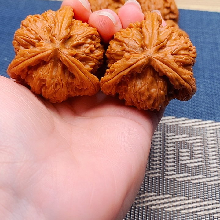 •***鸡吊坠文玩核桃三棱