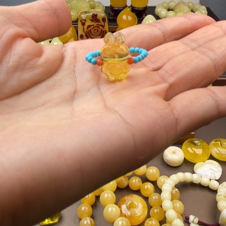 琥珀未镶嵌颈饰蜜蜡
