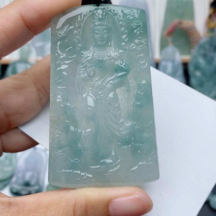 翡翠未镶嵌颈饰山水观音