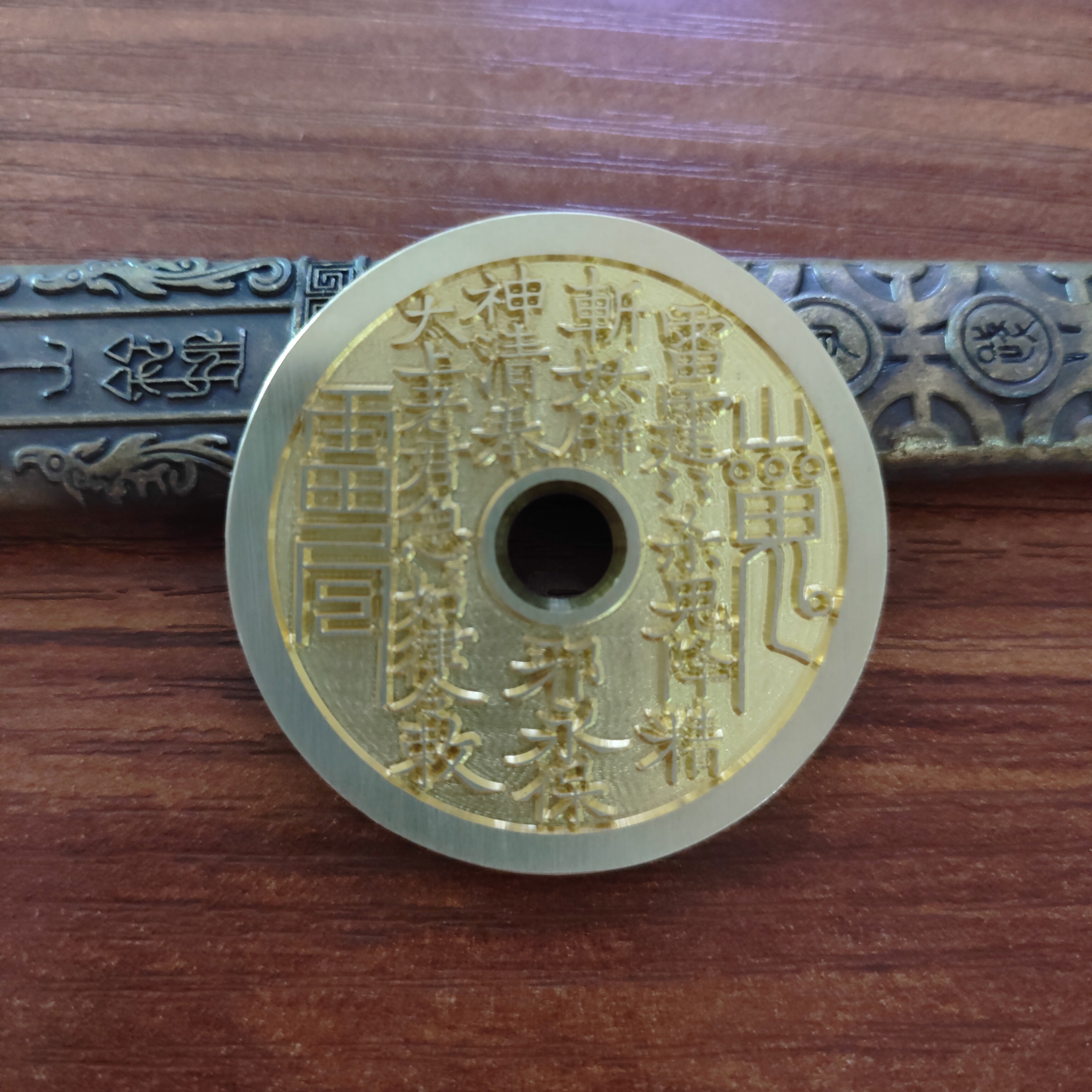 现代工艺文创钱币，雕母圆孔山鬼花钱，直径39mm  厚2.8mm