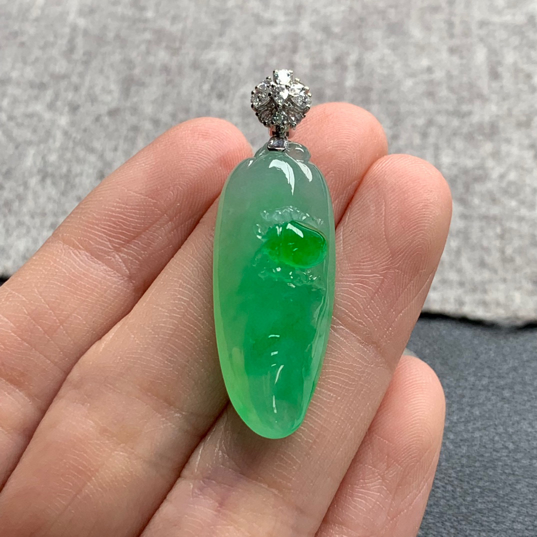 天然A货缅甸翡翠 福瓜吊坠 整体 :38.4-12.5-10裸石：30.4-12.5-10