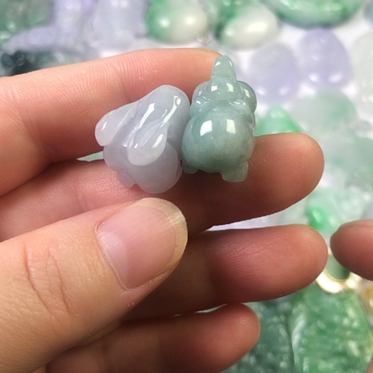 翡翠未镶嵌颈饰兔子