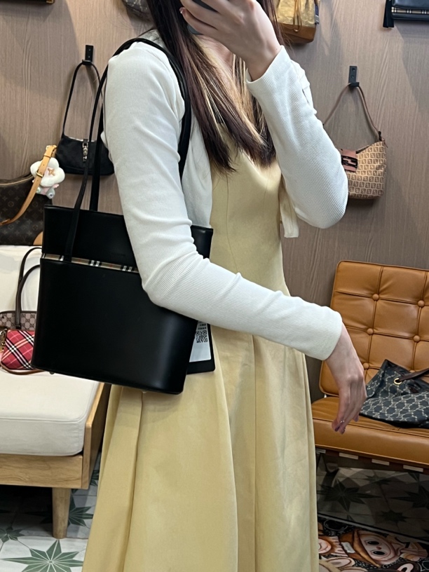 95新 BURBERRY/博柏利 L06黑色水桶经典百搭