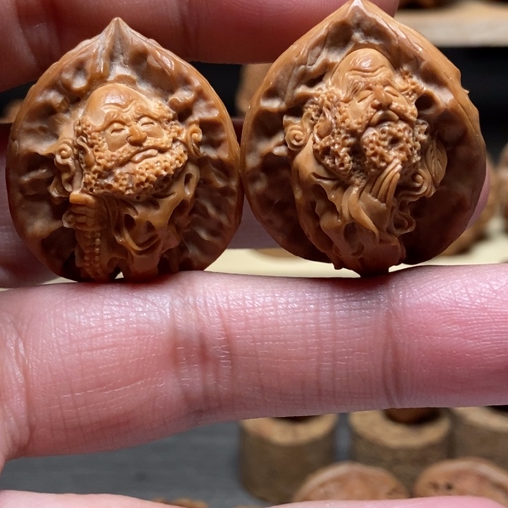 相****X风味纯手工核桃雕刻三棱小达摩