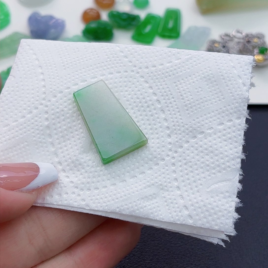 翡翠颈饰未镶嵌无事牌