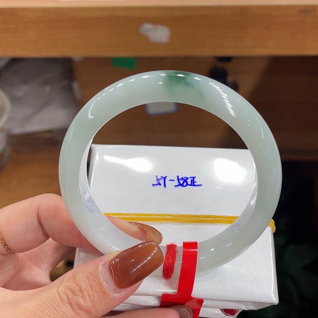 翡翠手镯未镶嵌天然翡翠