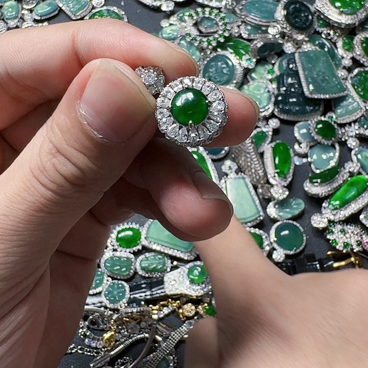 翡翠颈饰未镶嵌天然A货翡翠放漏