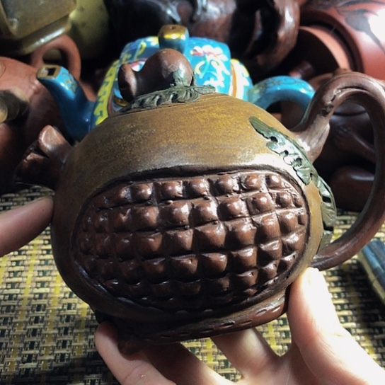 紫砂茶壶原矿泥料手工制作的紫砂壶。