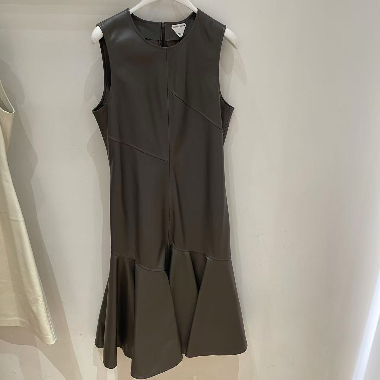 未使用 BOTTEGA VENETA/葆蝶家 羊皮革无袖连衣裙