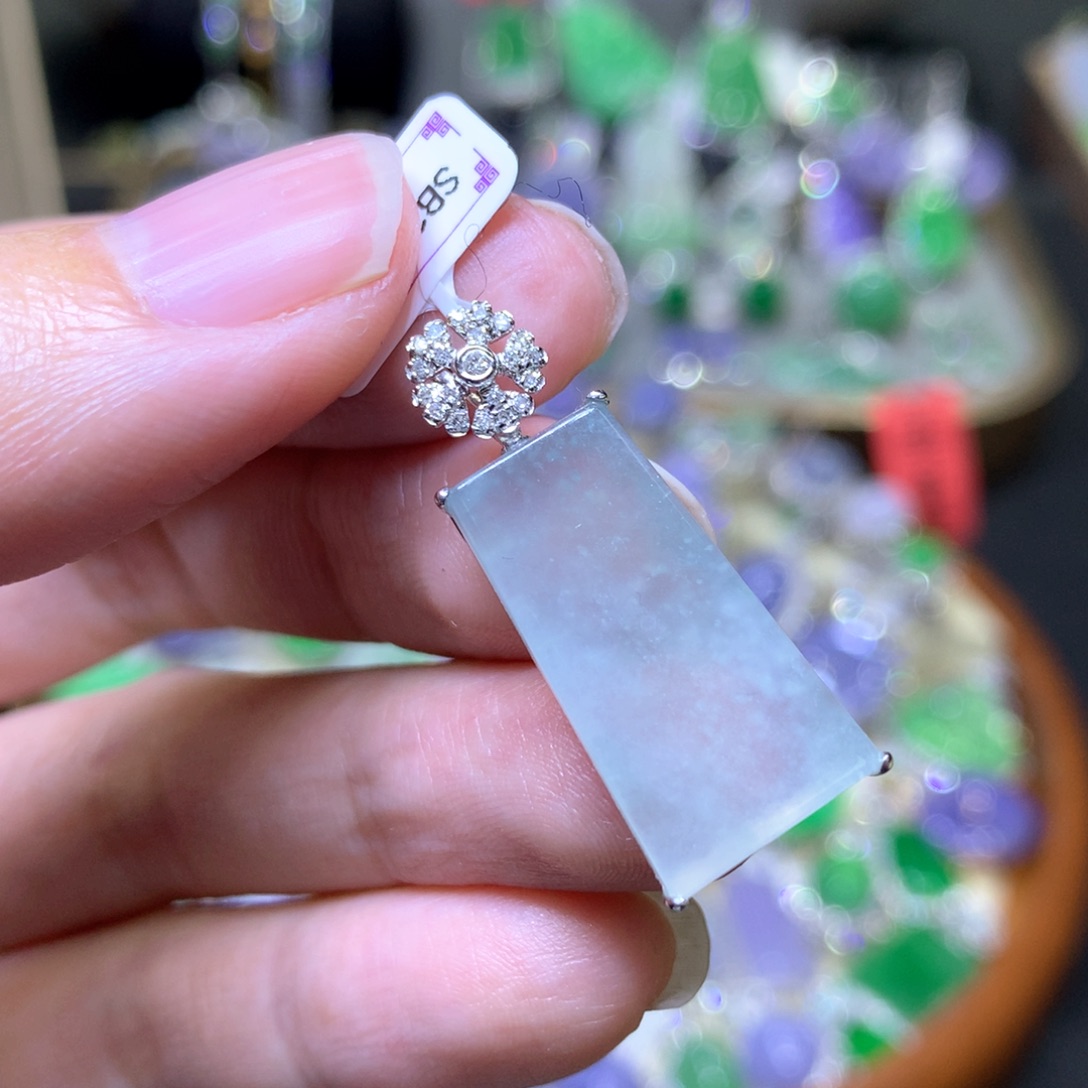 【闪购商品】翡翠颈饰18K金镶嵌翡翠吊坠项链