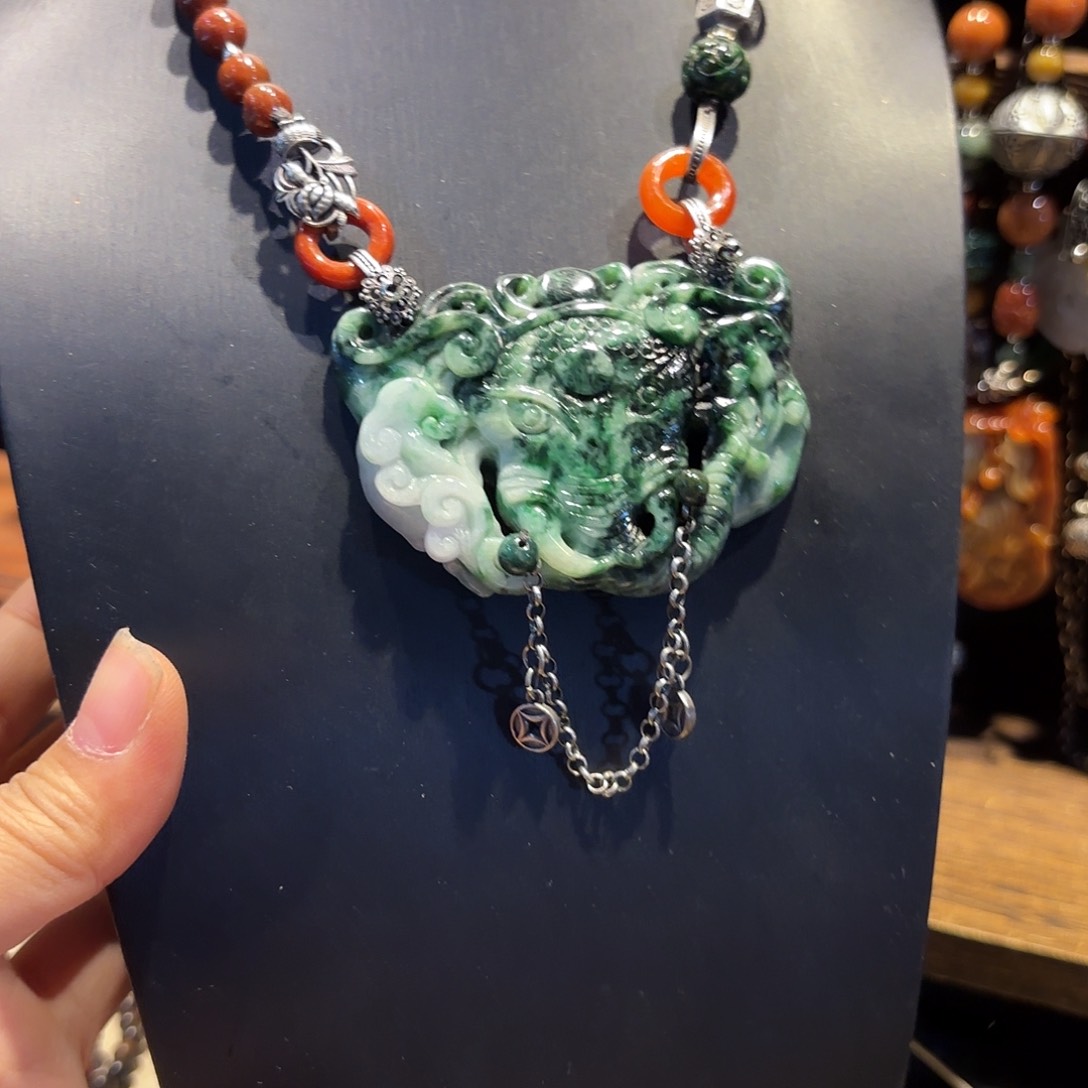 翡翠未镶嵌颈饰原创音乐