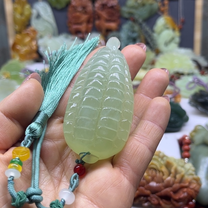 蛇纹石玉未镶嵌颈饰