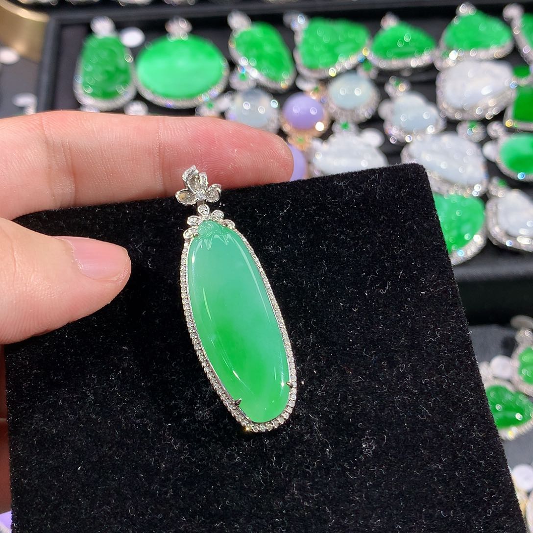 翡翠18K金镶嵌颈饰