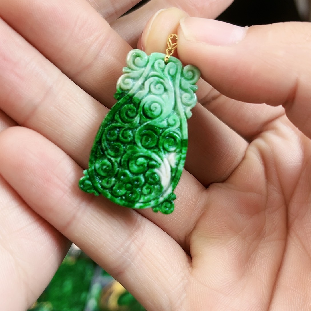 翡翠颈饰18K金镶嵌吊坠