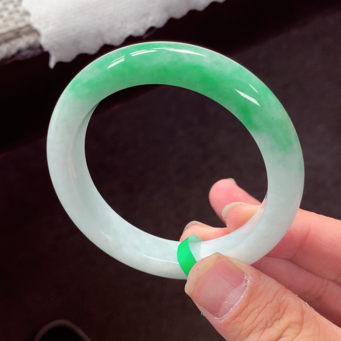 翡翠手镯未镶嵌缅甸