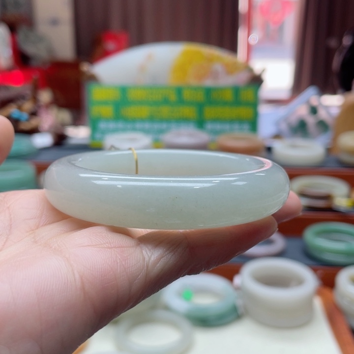 石英质玉手镯未镶嵌小*几佘太翠手镯