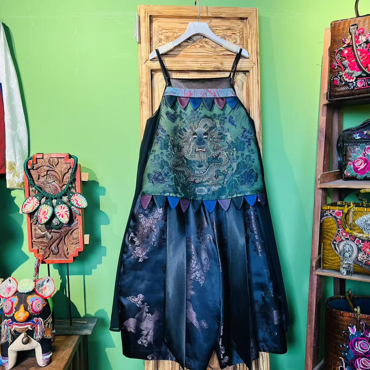 四两老绣缎面设计款吊带上衣