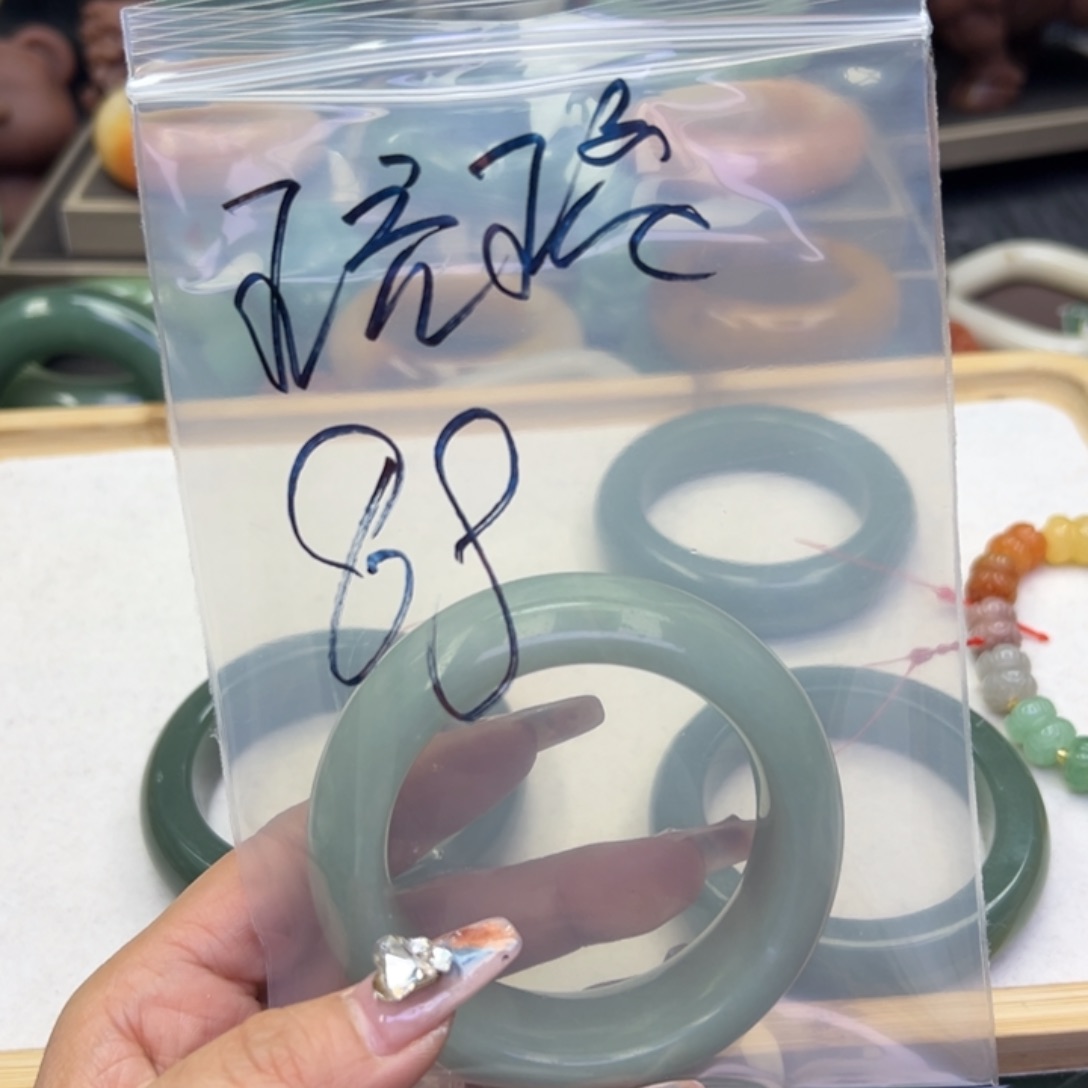 未镶嵌手镯石英岩玉琉*