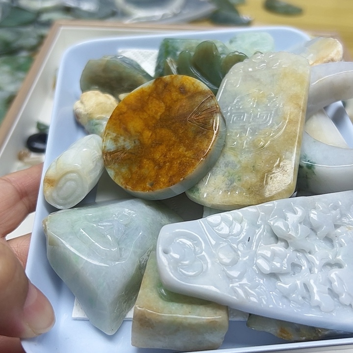 桉***禾翡翠未镶嵌颈饰天然翡翠181