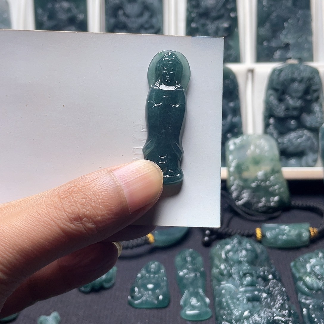 翡翠未镶嵌颈饰站观音