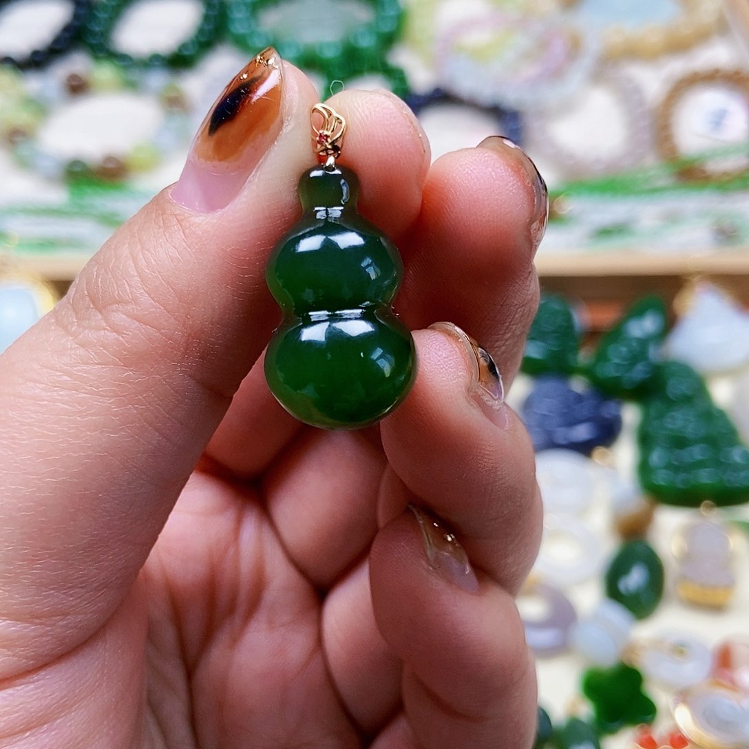 和田玉吊坠18K金镶嵌