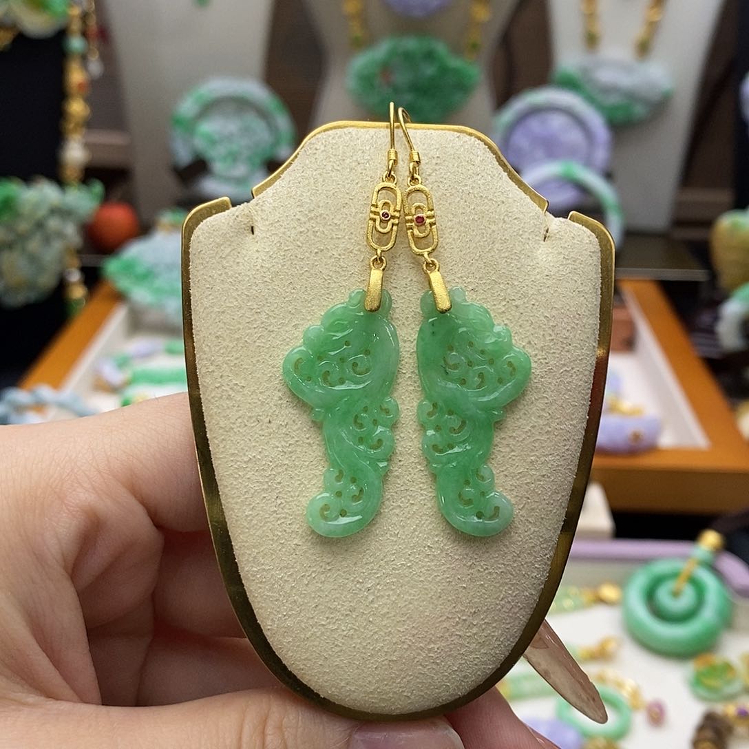颈饰未镶嵌翡翠耳饰
