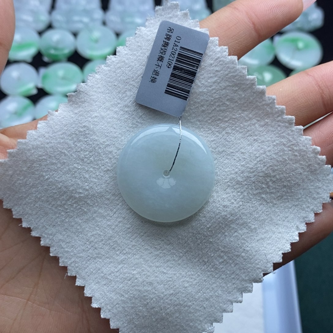 翡翠颈饰未镶嵌平安扣