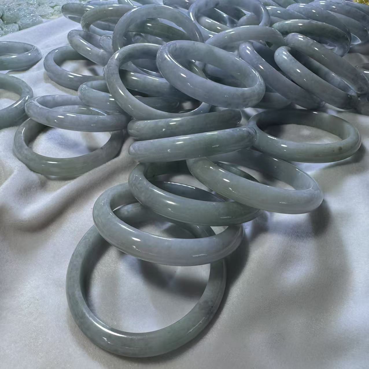 天然a货翡翠手镯 —多样性发一件 假一赔三