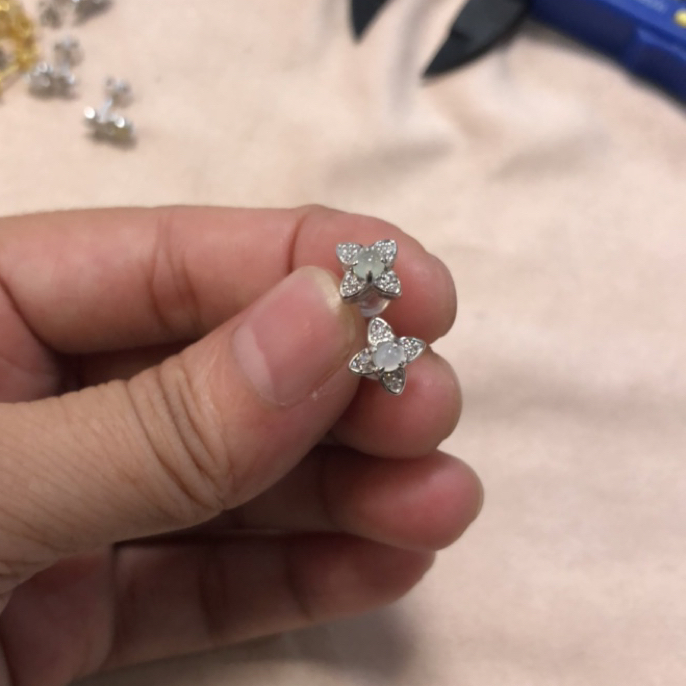 缅甸翡翠玉。S 9 2 5银镶嵌。耳钉