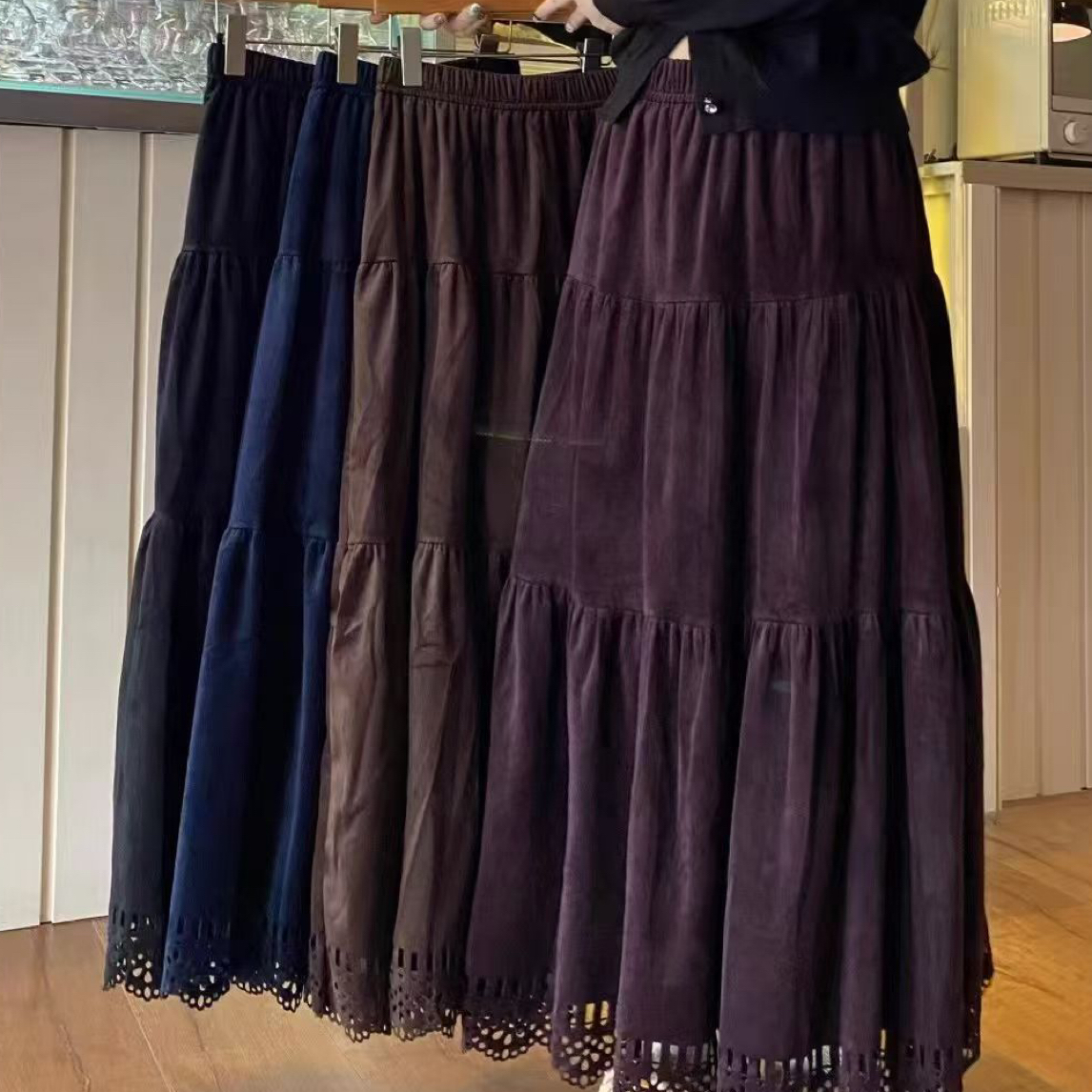 镂空设计感高腰蛋糕拼接丝绒半身裙秋冬新款A字显瘦垂感长裙钩花