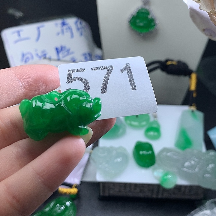 翡翠未镶嵌吊坠(赠链)