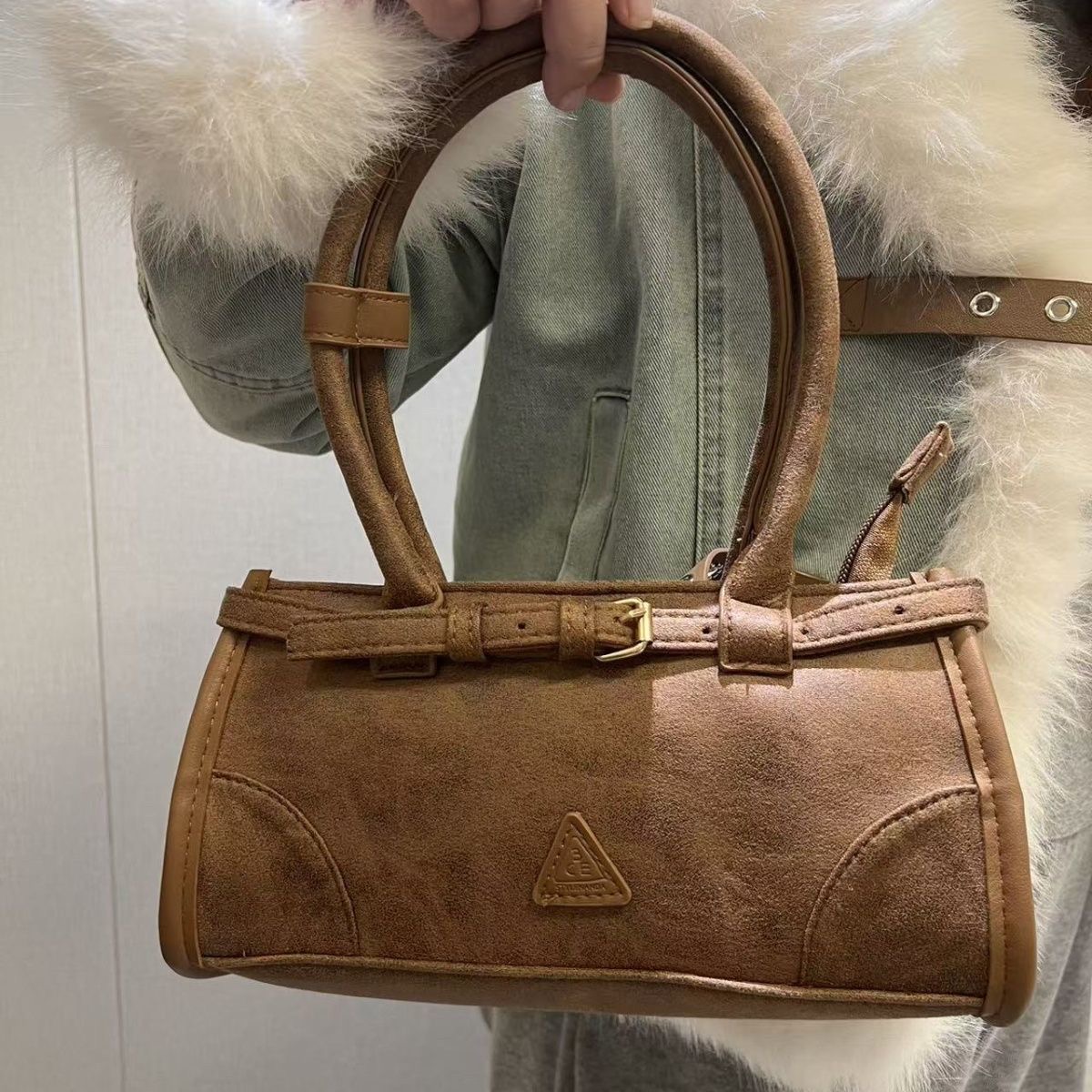 3CE【K421】新品复古棕色法棍包邮差包圆筒包抽绳腋下包2025刷包