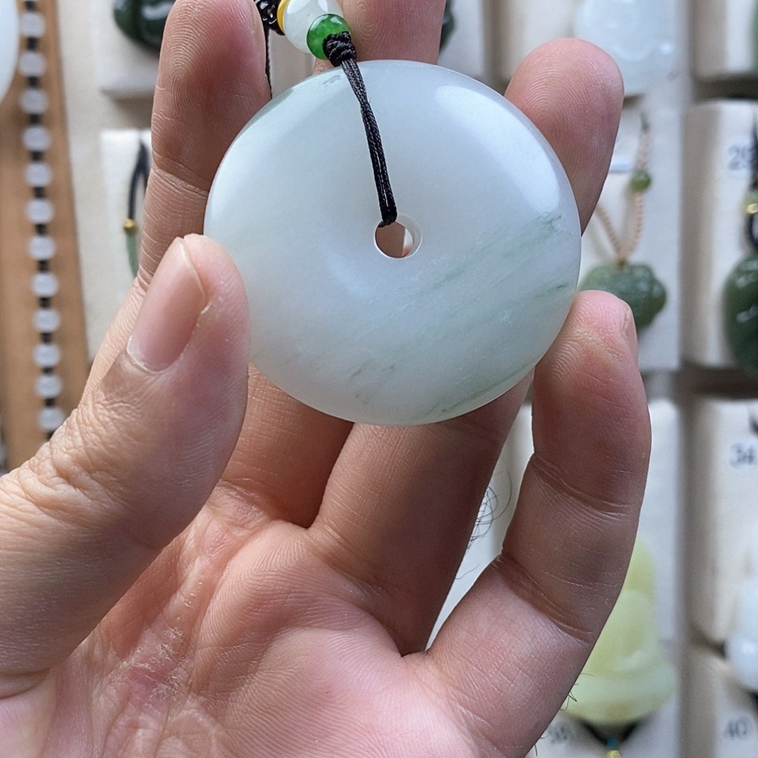 颈饰未镶嵌石英质玉（天山翠）