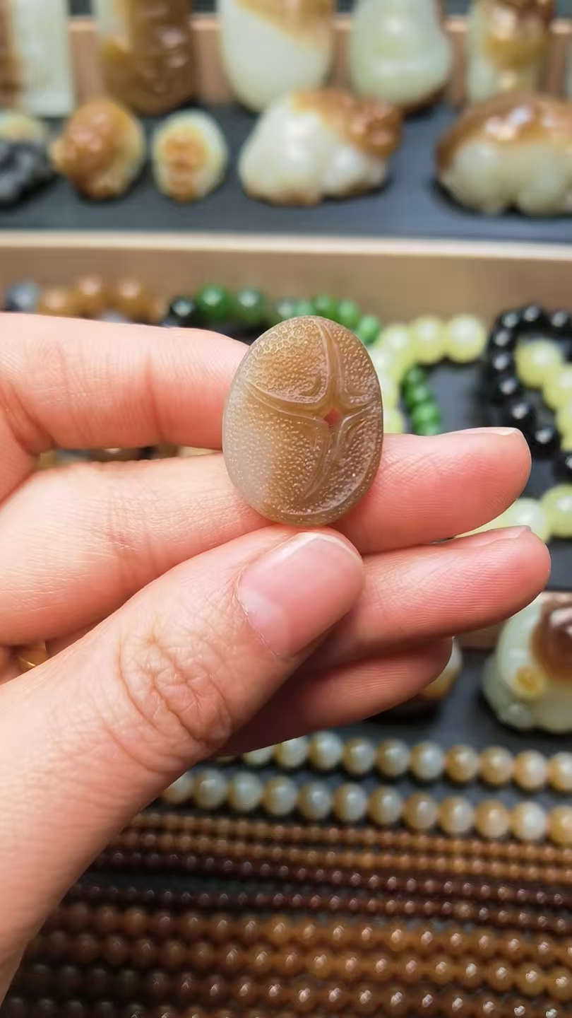 新疆和田玉糖白钱币吊坠