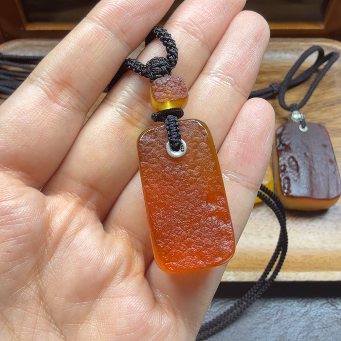 琥珀未镶嵌吊坠(赠链)