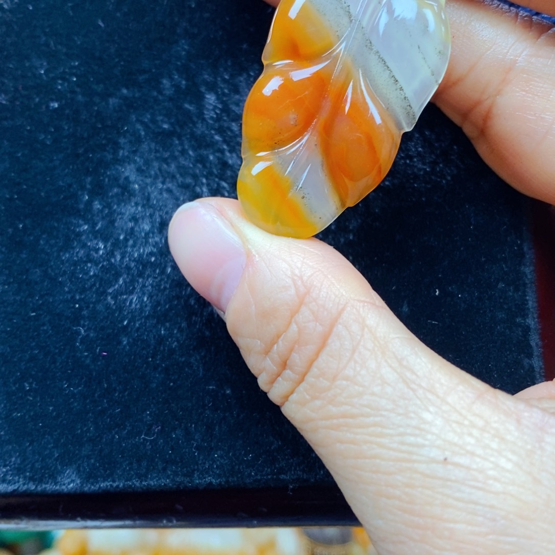 石英质玉（黄龙玉）颈饰未镶嵌