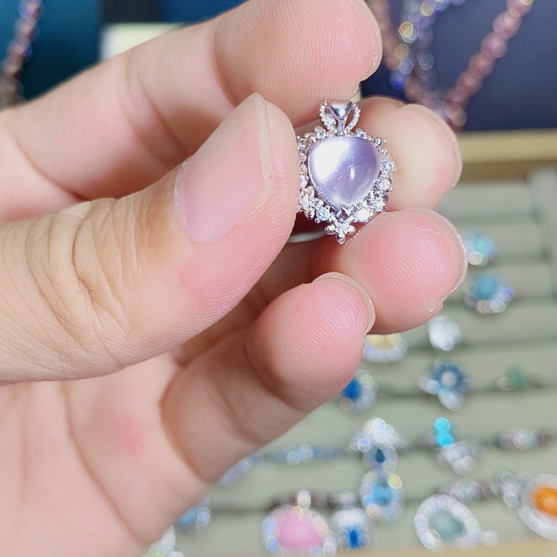 未镶嵌颈饰芙蓉石