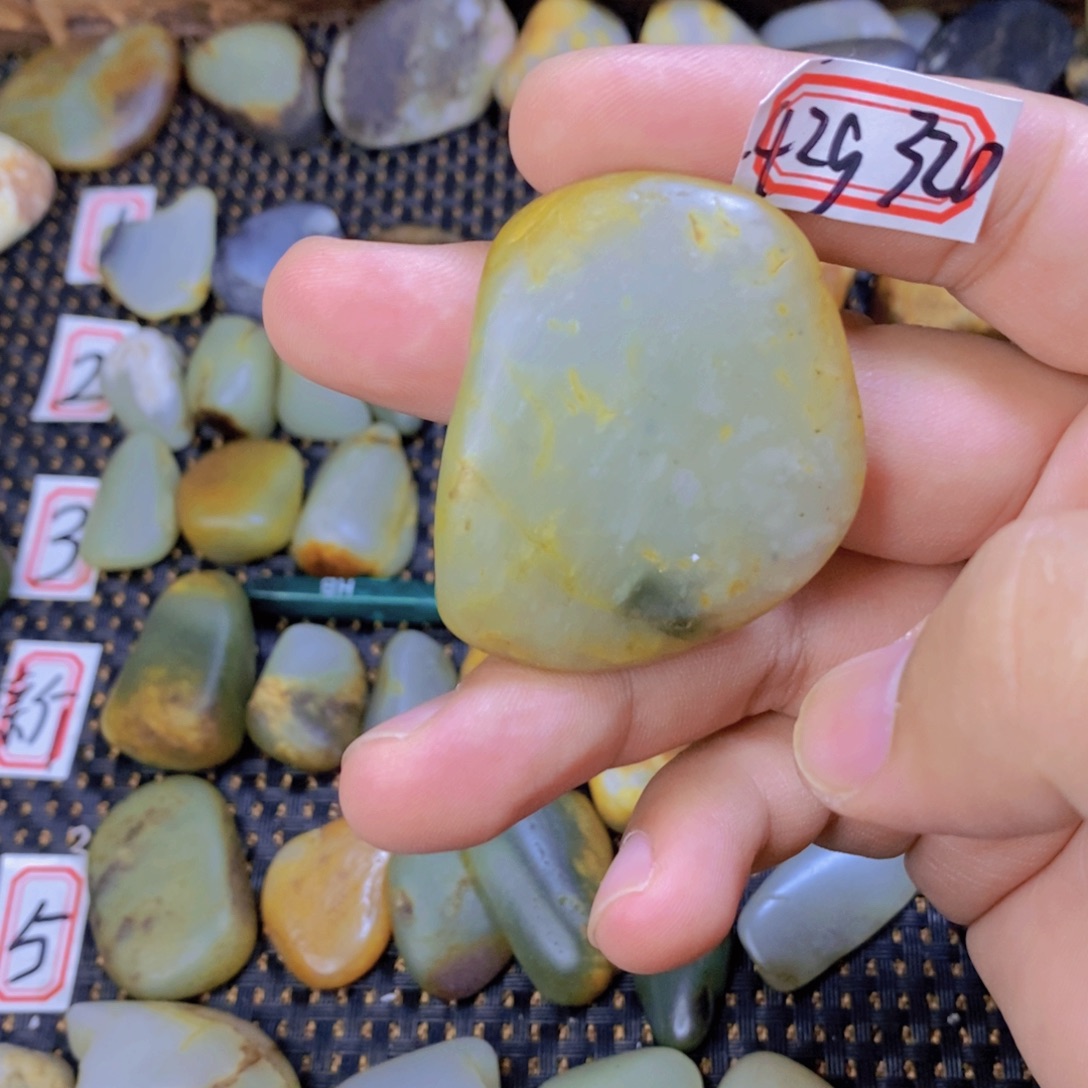 颈饰未镶嵌和田玉（糖玉）