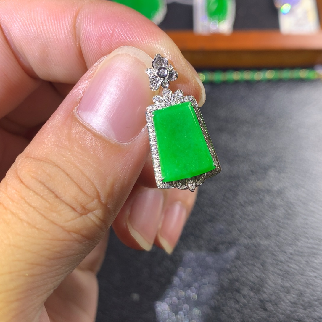 翡翠18K金镶嵌颈饰翡翠