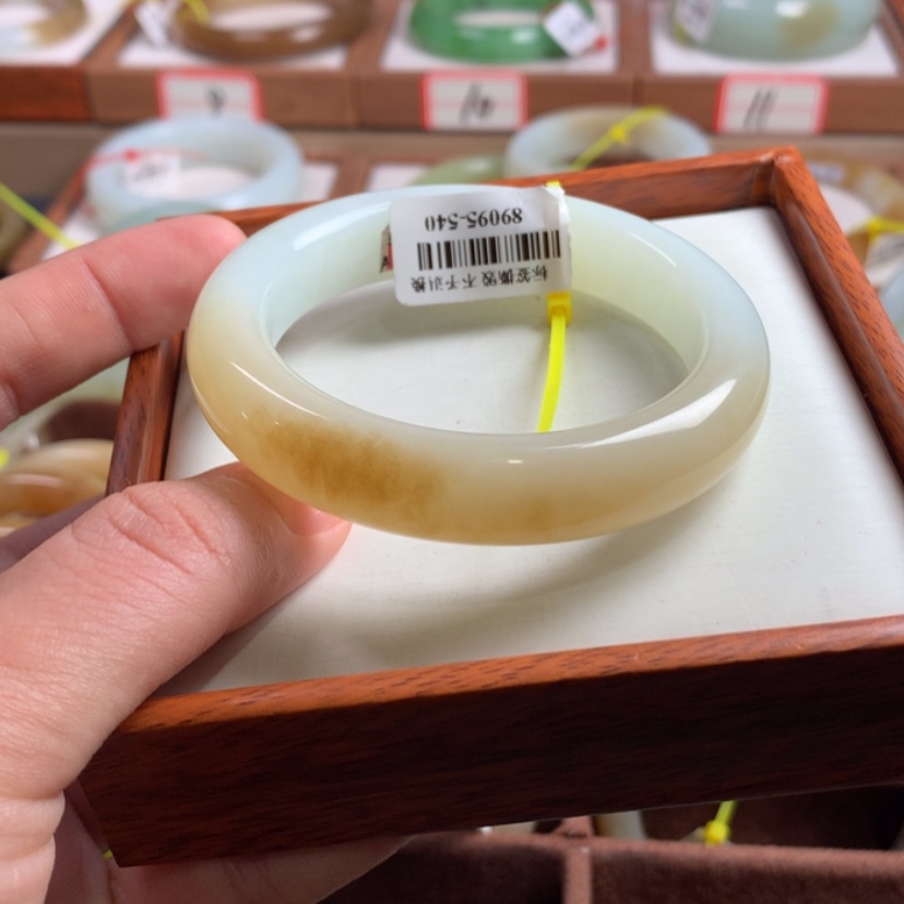 【闪购商品】和田玉手镯未镶嵌五***玛53.5