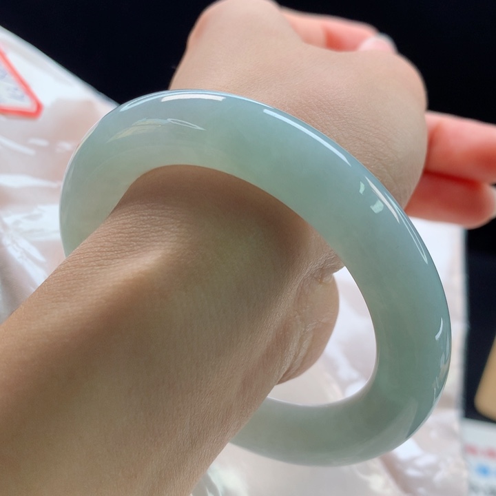 翡翠手镯（圆镯）未镶嵌满绿