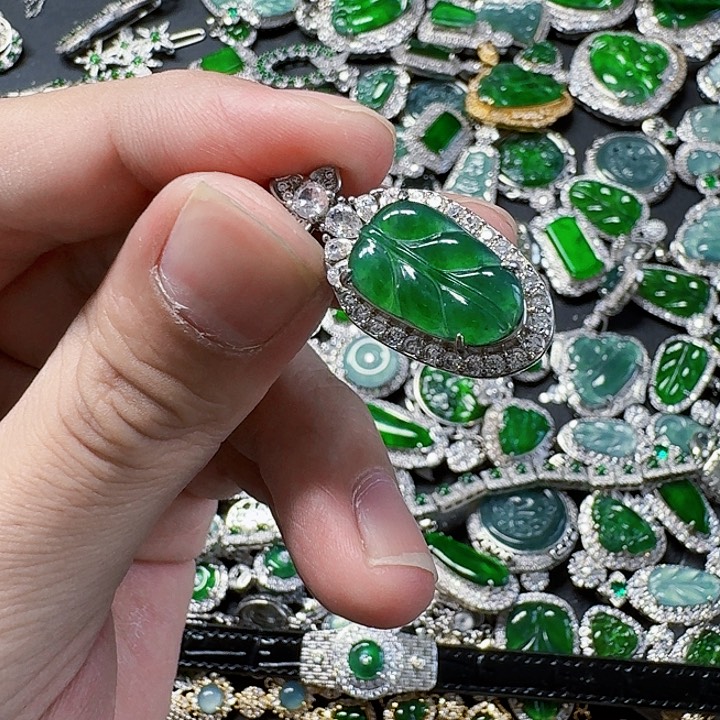 翡翠颈饰未镶嵌天然A货翡翠放漏