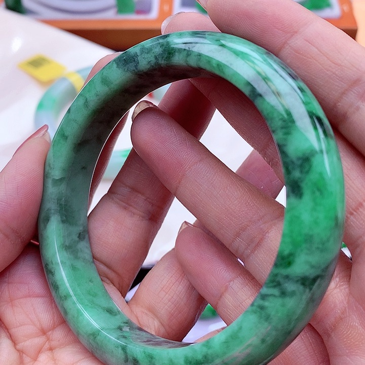 翡翠手镯未镶嵌翡翠