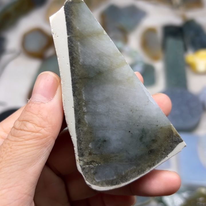 翡翠颈饰未镶嵌毛料