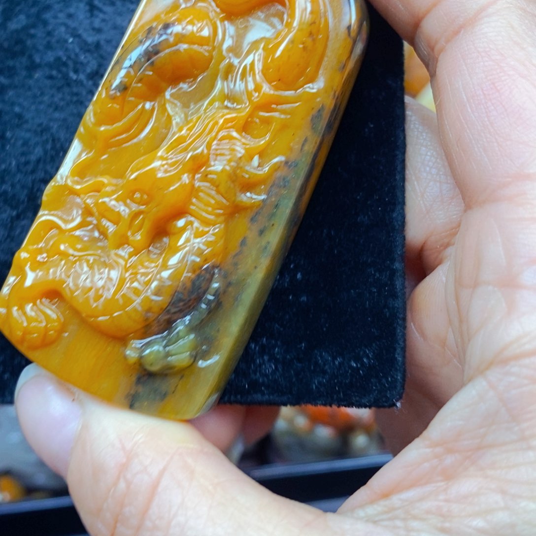 未镶嵌石英质玉（黄龙玉）颈饰