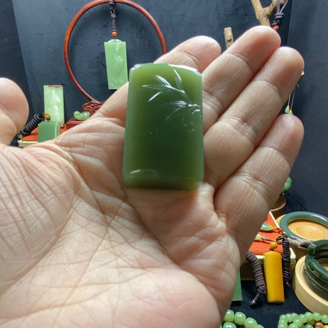 岫岩老玉（透闪石质玉）吊坠未镶嵌