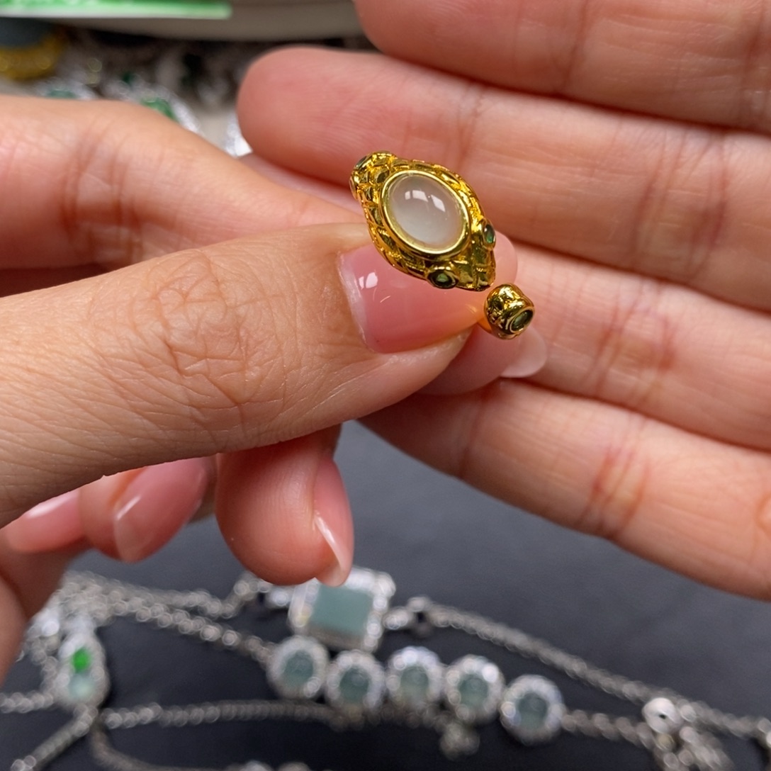 翡翠颈饰未镶嵌翡翠