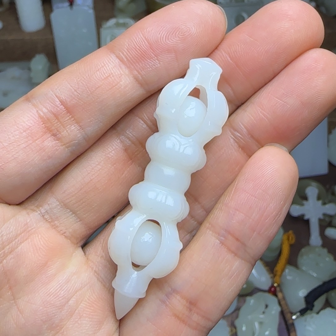 和田玉挂件未镶嵌金刚杵